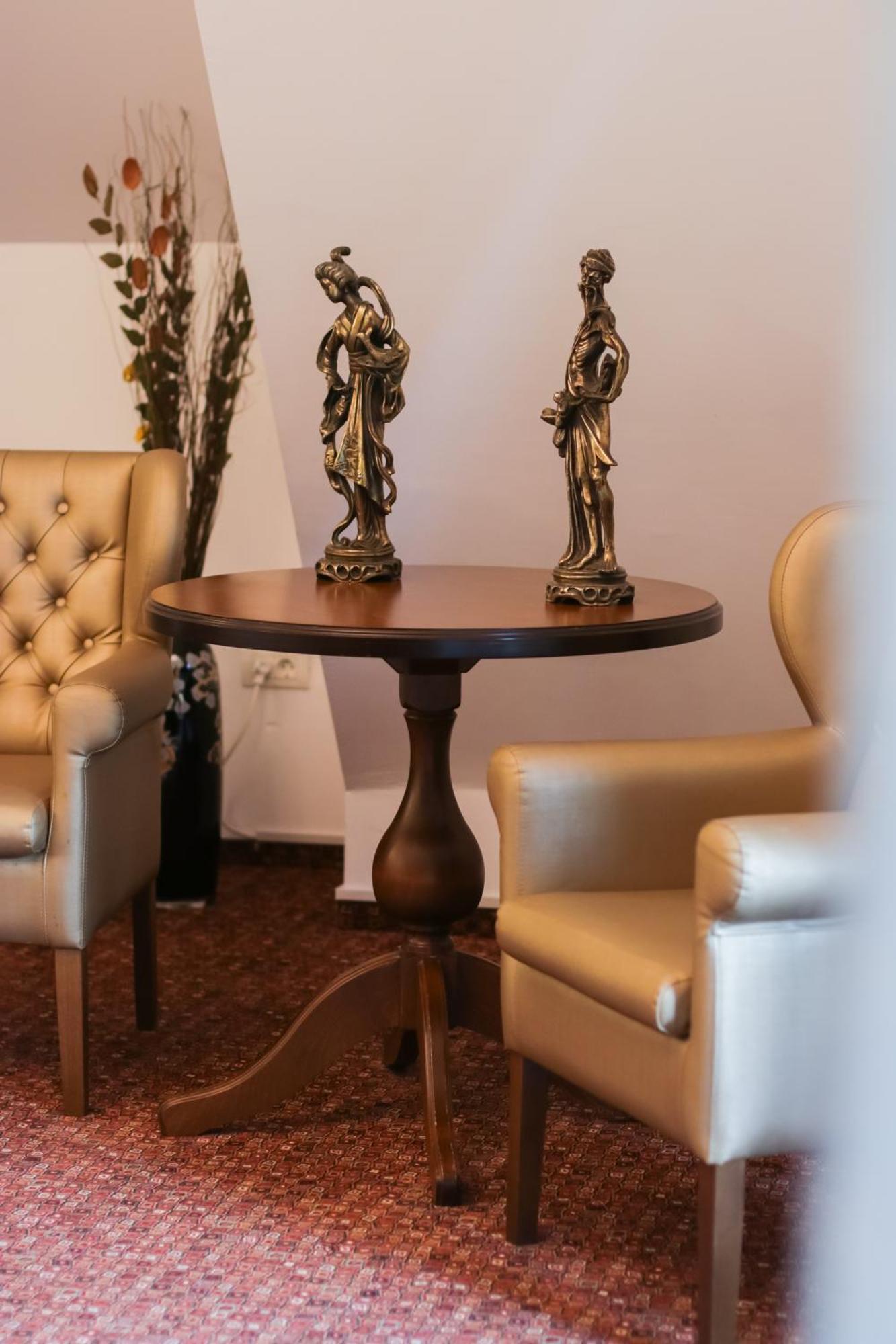 Opus Villa Sinaia Exterior foto A table with a turned pedestal