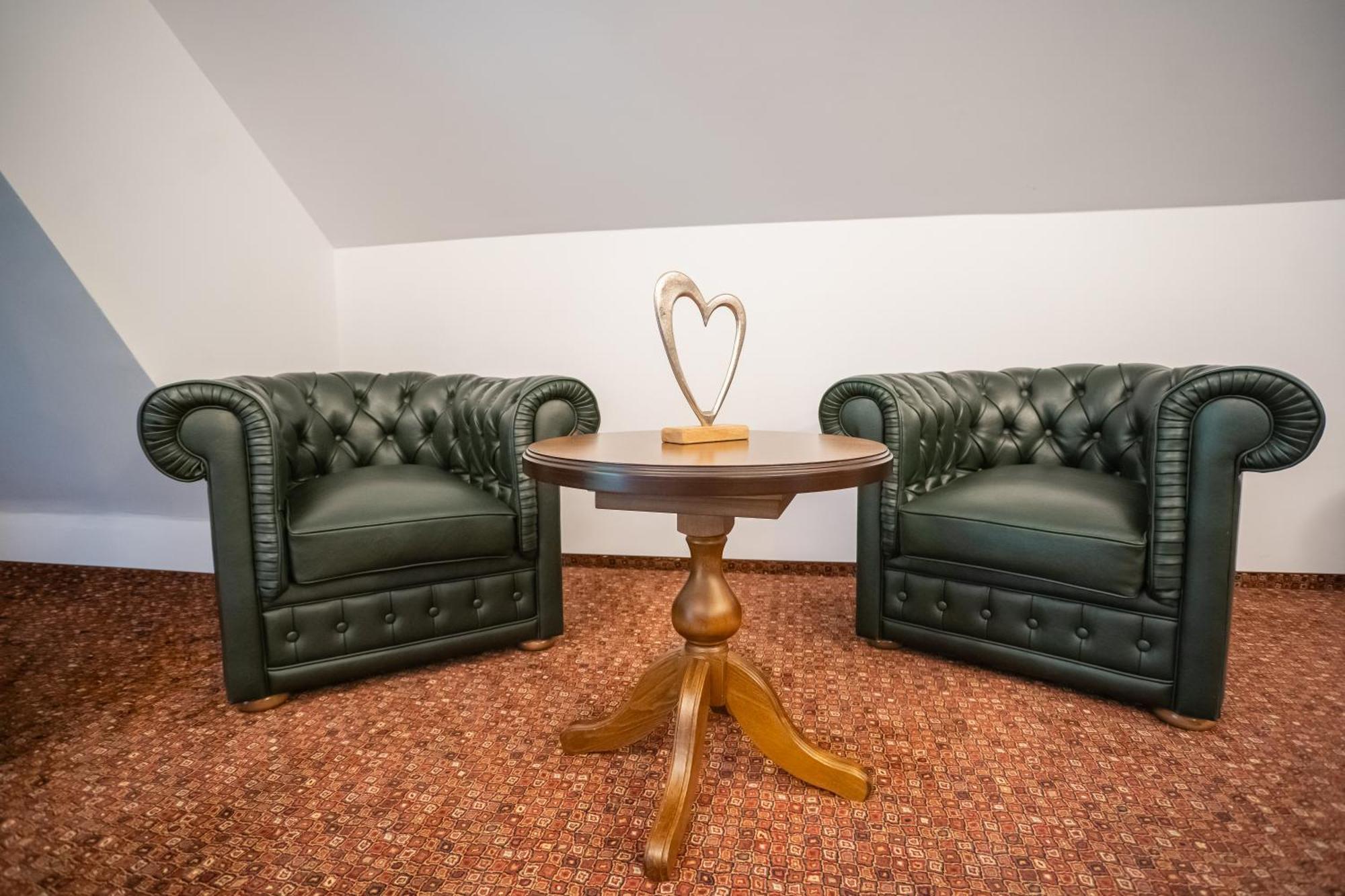 Opus Villa Sinaia Exterior foto A pair of leather armchairs