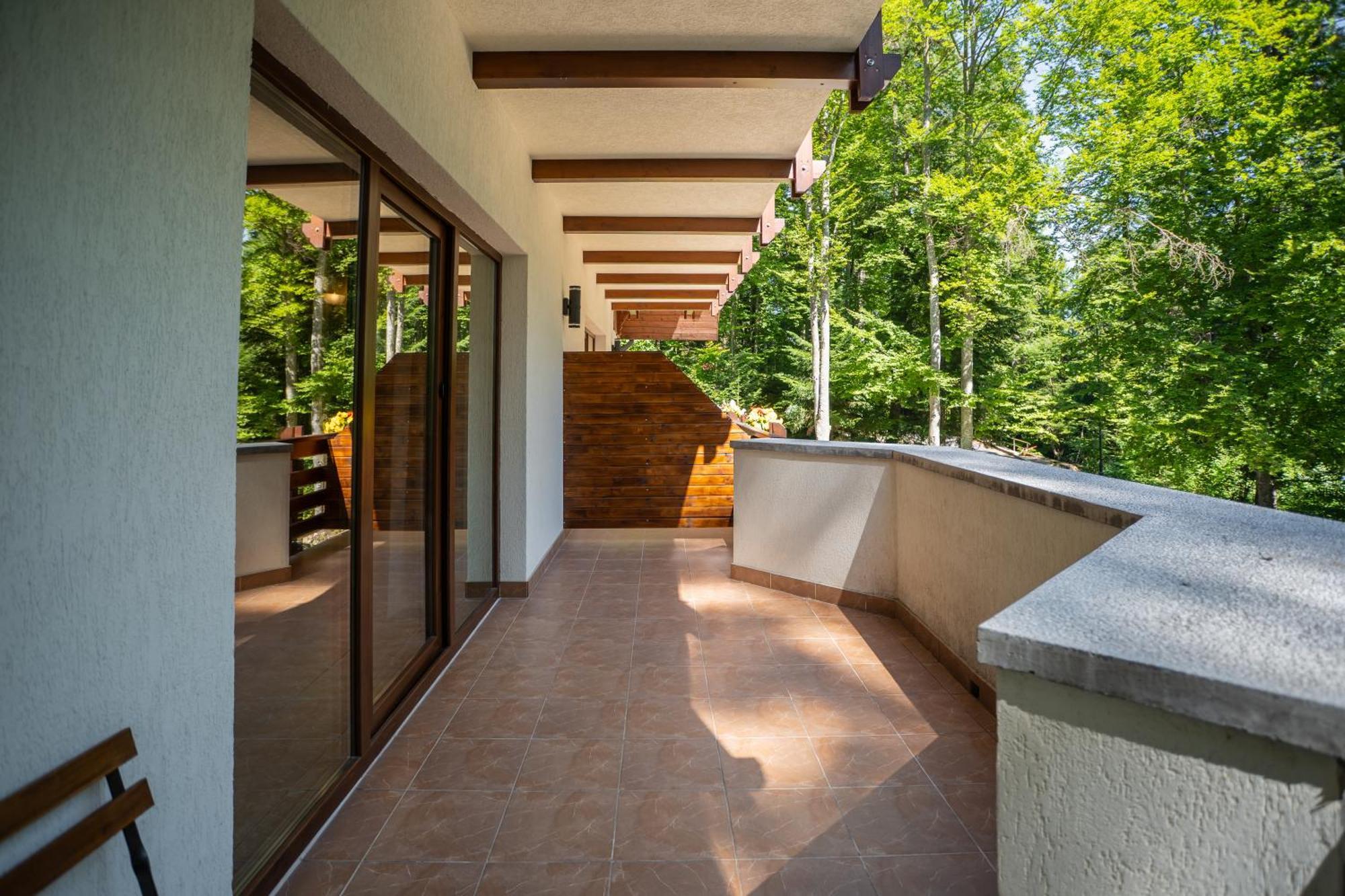 Opus Villa Sinaia Exterior foto A balcony